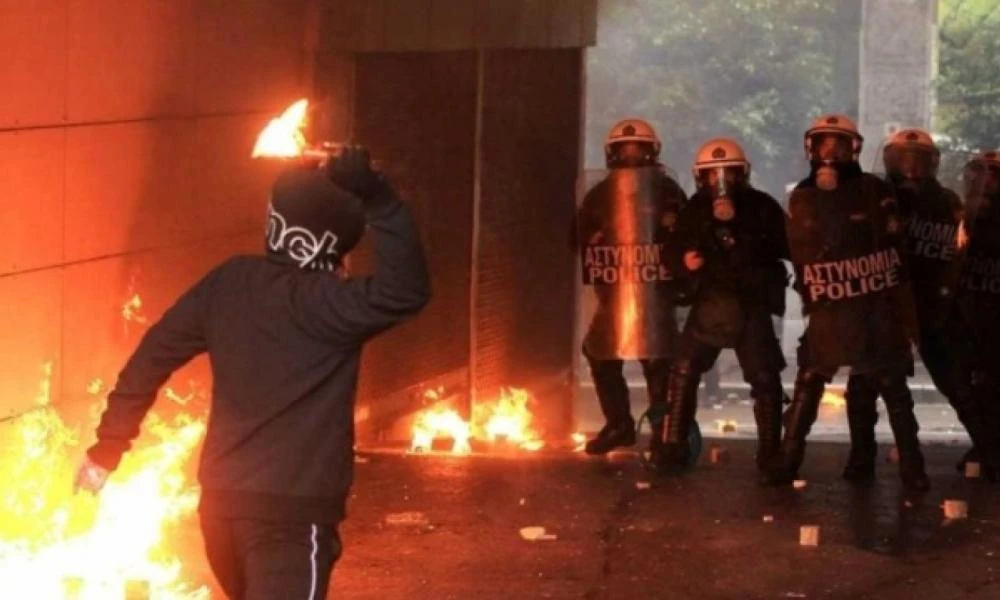 Επεισόδια στου Ζωγράφου: Φωτιές έξω από την φοιτητική εστία στα Ιλίσια